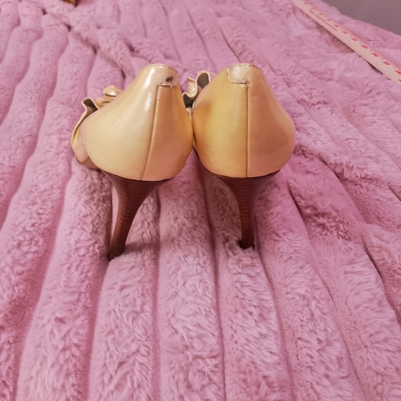 Enzo Angiolini Yellow Peep-Toe Heels with Ruffle Bow - Picture 2 of 5